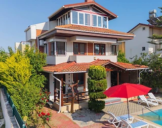 Serik Kadriye'de Geniş Bahçe İçerisinde, Özel Havuzlu, Konforlu Villa - 1