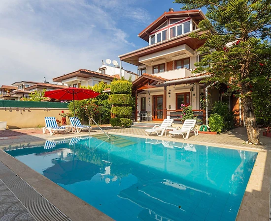 Serik Kadriye'de Geniş Bahçe İçerisinde, Özel Havuzlu, Konforlu Villa - 1