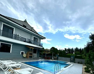 Serik Kadriye'de Lüks Tasarımlı, Yetişkin ve Çocuk Havuzlu, Şık Villa - 1