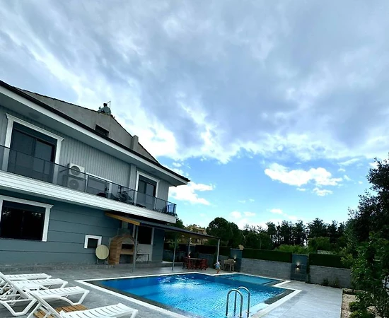 Serik Kadriye'de Lüks Tasarımlı, Yetişkin ve Çocuk Havuzlu, Kiralık Villa - 1