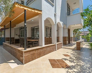 Serik Kadriye'de Merkeze Yakın, Geniş Bahçeli, Kiralık Villa - 1