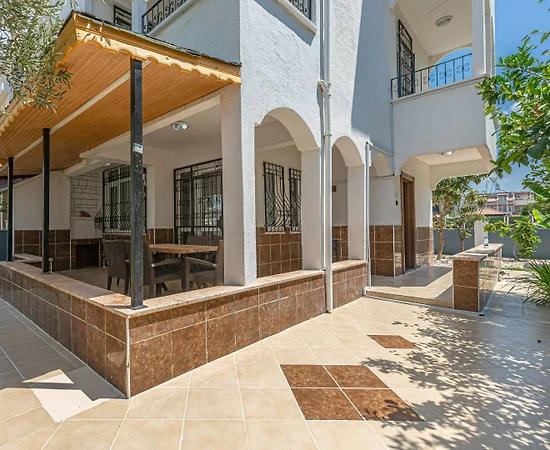 Serik Kadriye'de Merkeze Yakın, Geniş Bahçeli, Kiralık Villa - 1