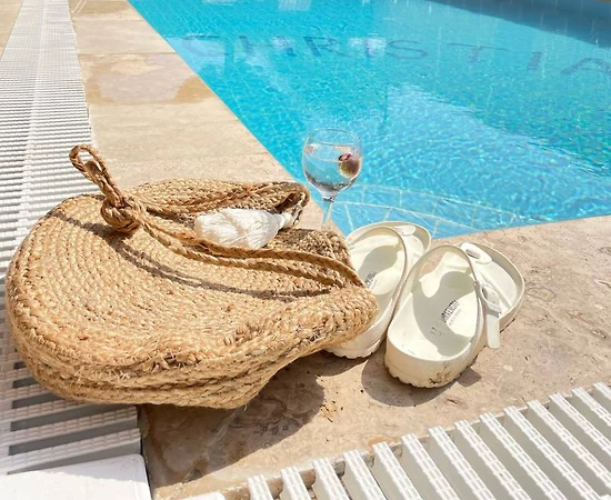 Serik Kadriye'de Merkeze Yakın Konumda, Özel Havuzlu, Ferah Villa - 1