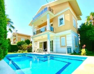 Serik Kadriye'de Merkeze Yakın Konumda, Özel Havuzlu, Şık Villa - 1