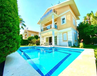 Serik Kadriye'de Merkeze Yakın Konumda, Özel Havuzlu, Şık Villa - 3