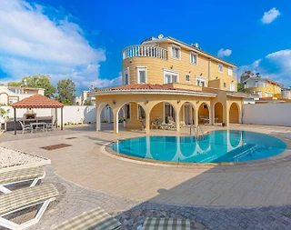 Serik Kadriye'de Merkezi Konumda, Özel Havuzlu, Konforlu Villa - 1