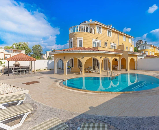 Serik Kadriye'de Merkezi Konumda, Özel Havuzlu, Konforlu Villa - 1