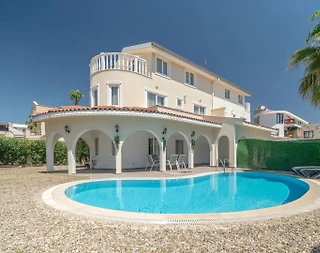 Serik Kadriye'de Modern Tasarımlı, Özel Havuzlu, Modern Villa - 1