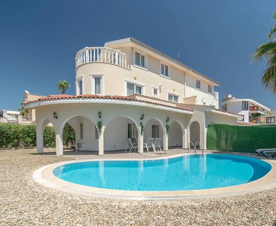 Serik Kadriye'de Modern Tasarımlı, Özel Havuzlu, Modern Villa - 1