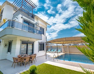 Serik Kadriye'de Modern Tasarımlı, Özel Havuzlu, Şık Villa - 1