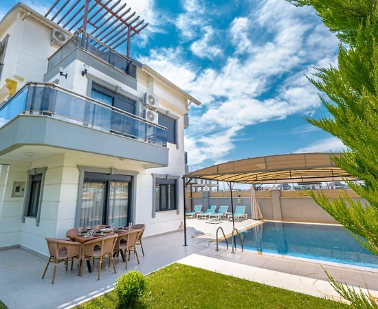 Serik Kadriye'de Modern Tasarımlı, Özel Havuzlu, Şık Villa - 1