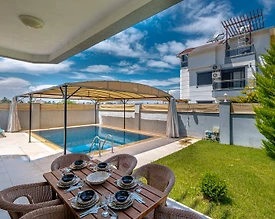 Serik Kadriye'de Modern Tasarımlı, Özel Havuzlu, Şık Villa - 2