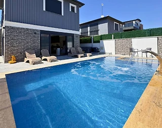 Serik Kadriye'de Sakin Konumda, Isıtmalı Havuzlu, Lüks Villa - 1