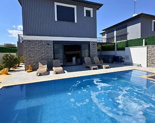 Serik Kadriye'de Sakin Konumda, Isıtmalı Havuzlu, Lüks Villa - 2