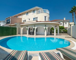 Serik Kadriye'de Şık Tasarımlı, Özel Havuzlu, Şık Villa - 1
