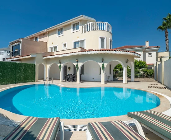 Serik Kadriye'de Kiralık Tasarımlı, Özel Havuzlu, Kiralık Villa - 1