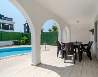 Serik Kadriye'de Şık Tasarımlı, Özel Havuzlu, Şık Villa - 4