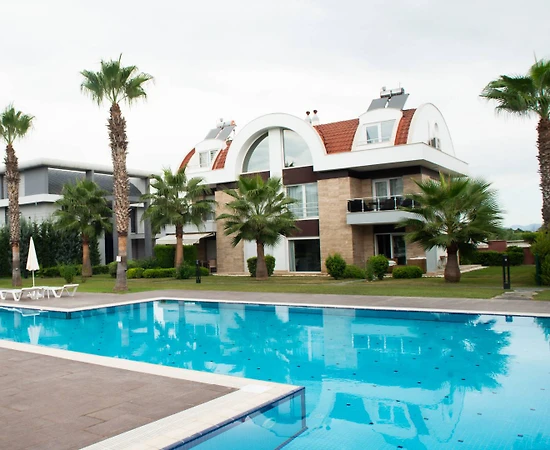 Serik Kadriye'de Tesis İçerisinde, Ortak Havuzlu, Konforlu Villa - 1