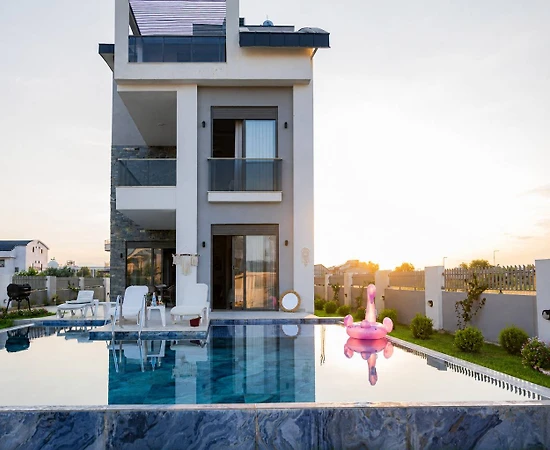 Serik Kadriye'de Yemyeşil Bahçeli, Özel Havuzlu, 4+1 Villa - 1