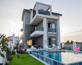 Serik Kadriye'de Yemyeşil Bahçeli, Özel Havuzlu, 4+1 Villa - 2