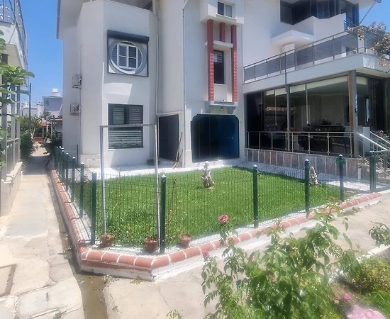 Kuşadası Davutlar'da Site İçerisinde, Geniş Bahçeli, Tatil Evi - 1