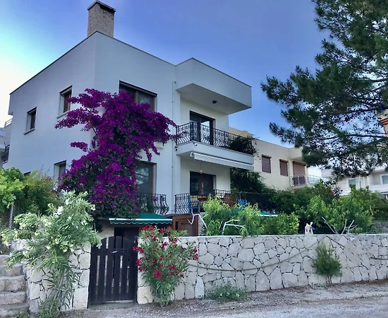 İzmir Karaburun'da Elverişli Konumda, Konforlu, Kiralık Bahçe Katı - 1