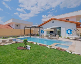 Seydikemer Çaltıözü'nde Geniş Bahçeli, Özel Havuzlu, Şık Villa - 4