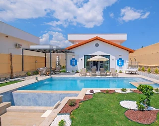 Seydikemer Çaltıözü'nde Geniş Bahçeli, Özel Havuzlu, Şık Villa - 1