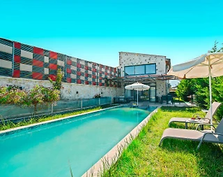 Seydikemer Demirler'de Otantik Tasarımlı, Özel Havuzlu, Bahçeli Villa - 2