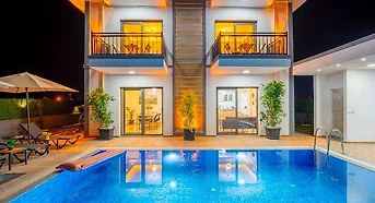Seydikemer Gerişburnu'nda Geniş Bahçeli, Özel Havuzlu, 4+1 Villa 