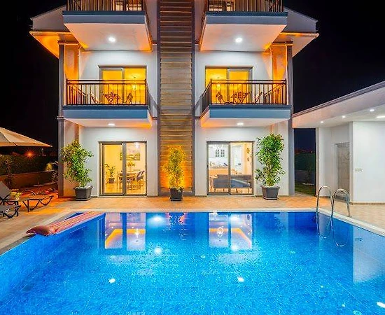 Seydikemer Gerişburnu'nda Geniş Bahçeli, Özel Havuzlu, 4+1 Villa - 1