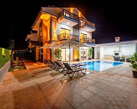 Seydikemer Gerişburnu'nda Geniş Bahçeli, Özel Havuzlu, 4+1 Villa  - 2