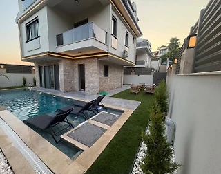 Seydikemer Gerişburnu'nda Modern Tasarımlı, Özel Havuzlu, Bahçeli Villa - 1