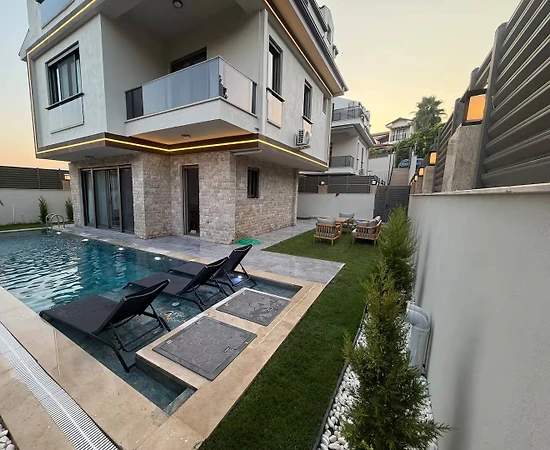 Seydikemer Gerişburnu'nda Modern Tasarımlı, Özel Havuzlu, Bahçeli Villa - 1