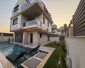 Seydikemer Gerişburnu'nda Modern Tasarımlı, Özel Havuzlu, Bahçeli Villa - 2