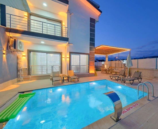 Seydikemer Gerişburnu'nda Modern Tasarımlı, Özel Havuzlu, İkiz Villa - 1