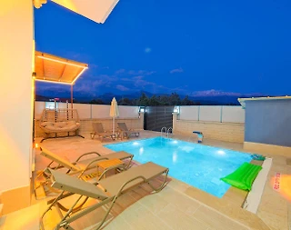 Seydikemer Gerişburnu'nda Modern Tasarımlı, Özel Havuzlu, İkiz Villa - 5