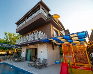 Seydikemer Gerişburnu'nda Modern Tasarımlı, Özel Havuzlu, İkiz Villa - 1