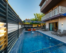 Seydikemer Gerişburnu'nda Modern Tasarımlı, Özel Havuzlu, İkiz Villa - 2