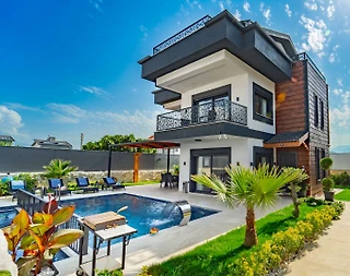 Seydikemer Gerişburnu'nda Sakin Konumda, Özel Havuzlu, Geniş Villa - 1