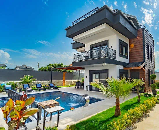 Seydikemer Gerişburnu'nda Sakin Konumda, Özel Havuzlu, Geniş Villa - 1