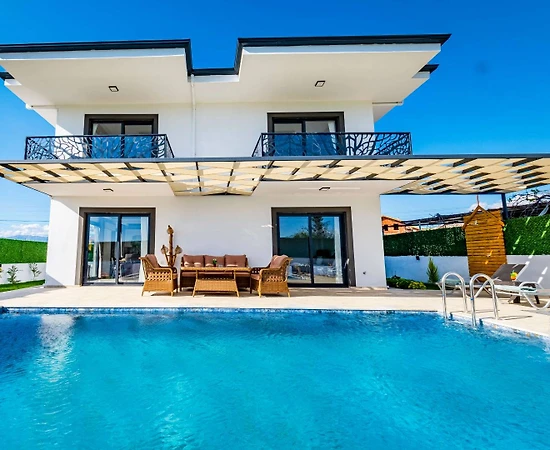 Seydikemer Gernişburnu'nda Geniş Bahçeli, Özel Havuzlu, 3+1 Kiralık Villa - 1