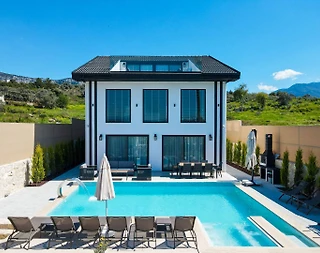 Seydikemer Kayadibi'nde Geniş Bahçeli, Isıtmalı Havuzlu, Saunalı Lüks Villa - 1
