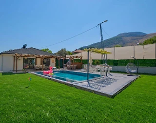 Seydikemer Yakabağ'da Huzurlu Doğa İçerisinde, Kapalı Havuzlu, Konforlu Villa - 1