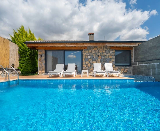 Seydikemer Yakaköy'de Sakin Konumda, Özel Havuzlu, İkiz Villa - 1