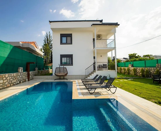 Muğla Seydikemer'de Yemyeşil Bahçeli, Özel Havuzlu, Geniş Villa - 1