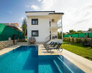 Muğla Seydikemer'de Yemyeşil Bahçeli, Özel Havuzlu, Geniş Villa - 1