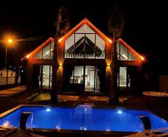 Silivri'de Ahşap Tasarımlı, Özel Havuzlu, Çift Jakuzili Bungalov - 1