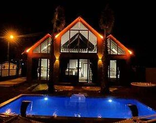 Silivri'de Ahşap Tasarımlı, Özel Havuzlu, Çift Jakuzili Bungalov - 1