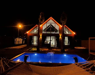 Silivri'de Ahşap Tasarımlı, Özel Havuzlu, Çift Jakuzili Bungalov - 2